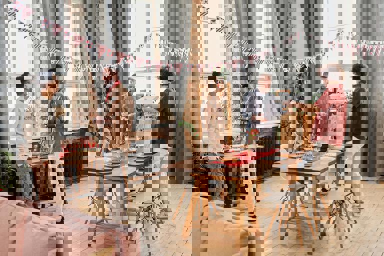 Unusual Pet Parrot Wows Neighbours With Perfect Imitation of Doorbell